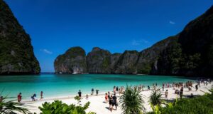 Thailanda permite vizitatorilor să se întoarcă pe plaja făcută celebră de un film