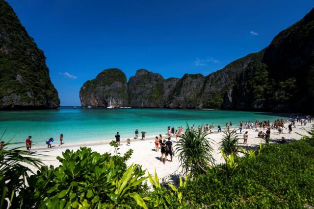 Thailanda permite vizitatorilor să se întoarcă pe plaja făcută celebră de un film